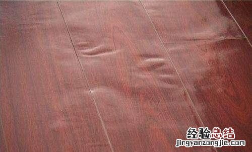 客厅地板鼓起是什么原因,地板瓷砖突然破裂鼓起原因