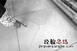 客厅地板鼓起是什么原因,地板瓷砖突然破裂鼓起原因