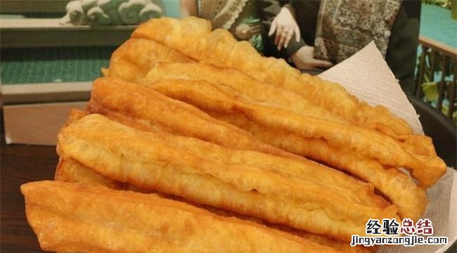 怎么让两根油条黏在一起,炸油条两条为什么不粘在一起