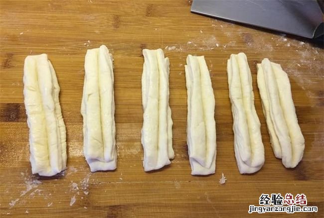 怎么让两根油条黏在一起,炸油条两条为什么不粘在一起