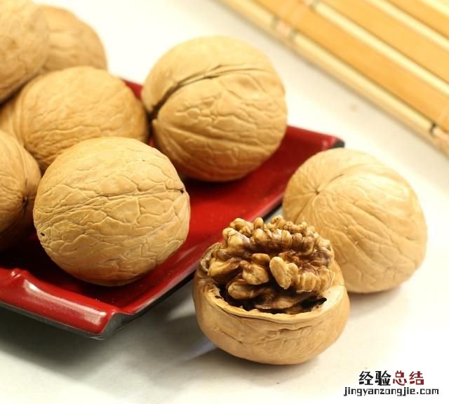 干核桃和新鲜核桃有什么区别,鲜核桃和干核桃营养价值一样吗