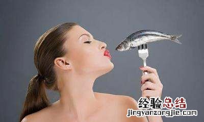 鱼骨卡在喉咙第一件时需怎样做,鱼骨头卡到喉咙了怎么办小妙招