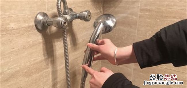 花洒怎么保养,花洒出来的水油呼呼的怎么回事
