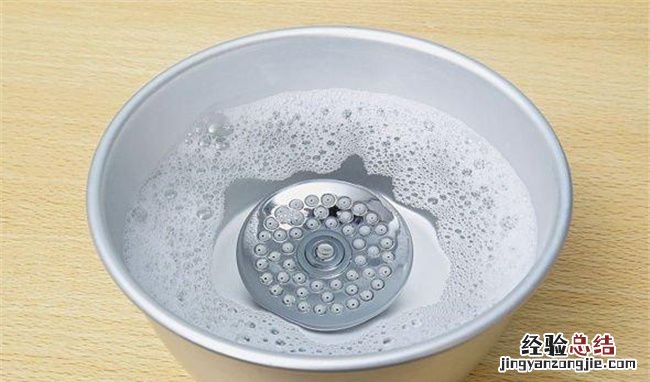 花洒怎么保养,花洒出来的水油呼呼的怎么回事