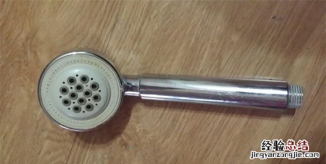 花洒怎么保养,花洒出来的水油呼呼的怎么回事