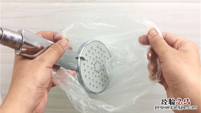 花洒怎么保养,花洒出来的水油呼呼的怎么回事