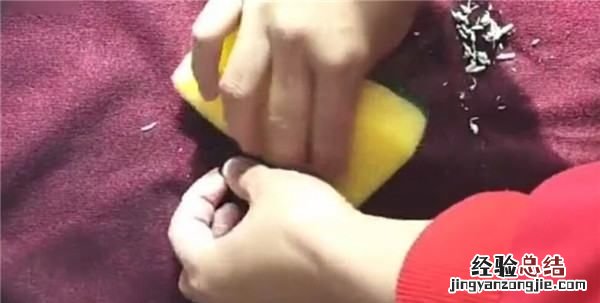 洗衣服时不小心把纸巾一起洗了怎么去除碎纸屑