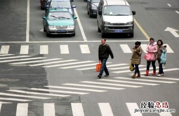 闯红灯怎么处罚2023年新规，如果闯了红灯会被怎样处罚