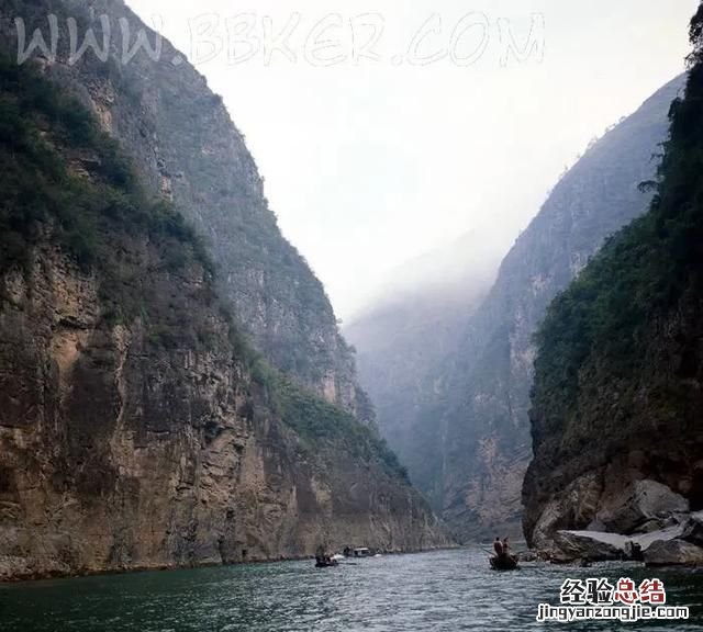 望天门山中的山有什么特点