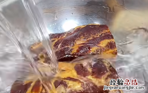 腊肉可以选择用洗洁精洗，食用腊肉前的正确处理方法是