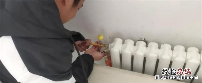 开暖气要在暖气上放碗水,屋里有暖气放盆水有用吗