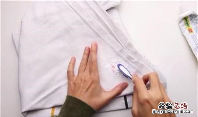 祛除血渍妙招，彻底清洗掉新鲜涸血渍的方法