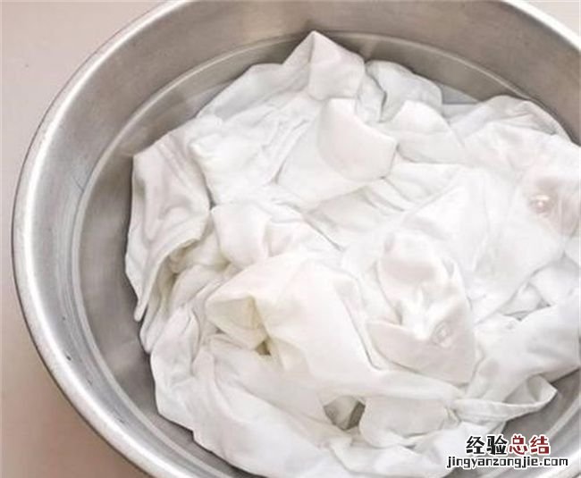 祛除血渍妙招，彻底清洗掉新鲜涸血渍的方法