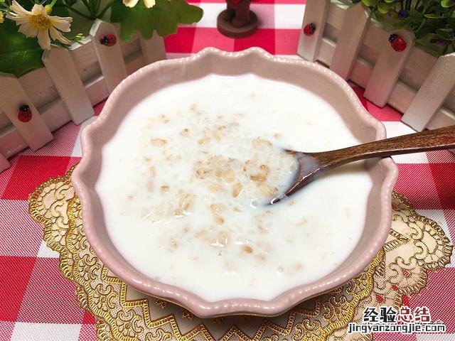 外面卖的牛奶燕麦粥怎么做 燕麦粥怎么做好吃又简单