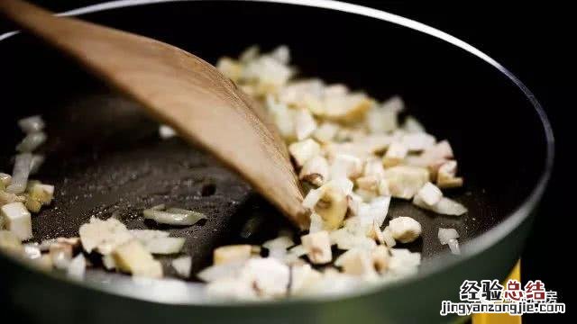 蛋包饭最简单家常做法 怎么做蛋包饭简单又好吃