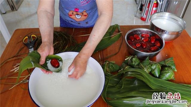 端午节快到了怎样才能包好粽子 学包粽子视频教程慢动作