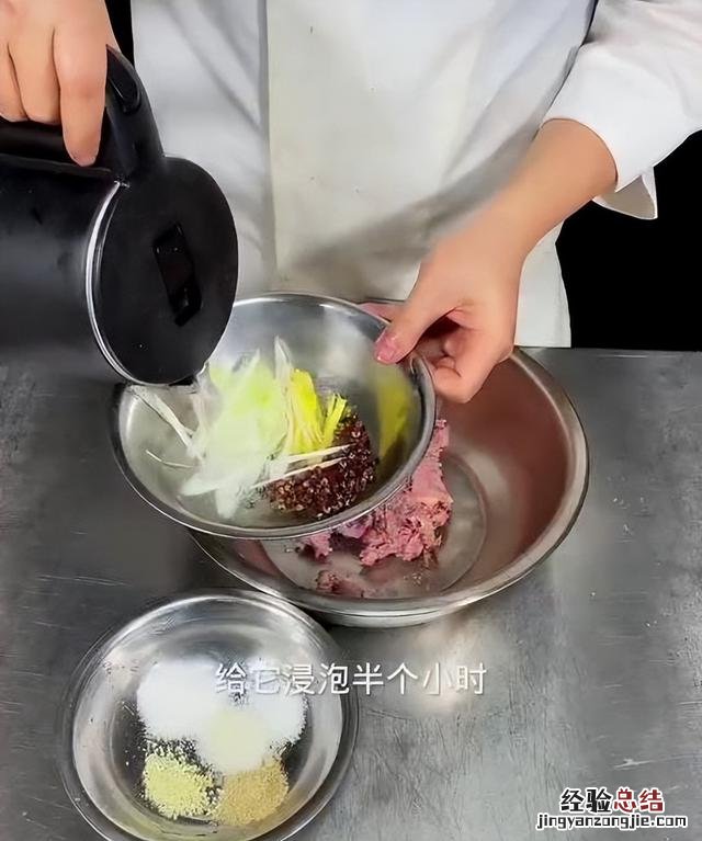 馄饨好吃的关键是调馅和汤底 馄饨肉馅怎么调好吃又嫩