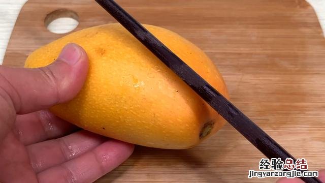 芒果的正确切法不黏手不流汁 芒果怎么切方便吃又好看