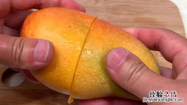 芒果的正确切法不黏手不流汁 芒果怎么切方便吃又好看