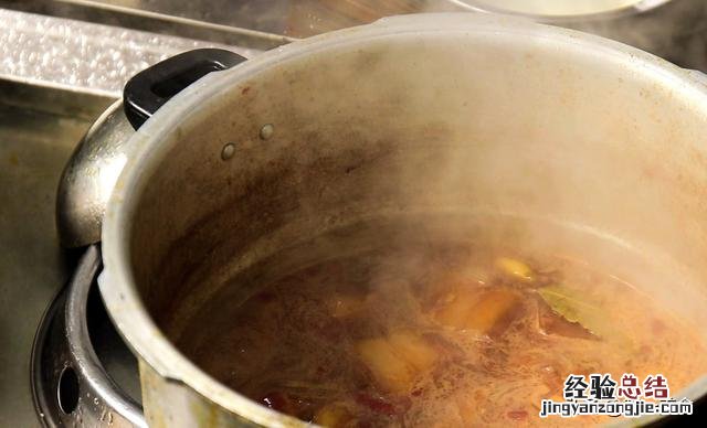 土豆红烧肉的最正宗的做法 红烧肉的做法怎么样简单又好吃