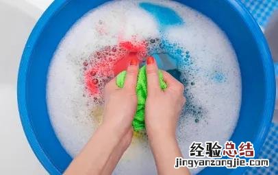衣服染色了怎么洗掉的小妙招 衣服染色怎么洗掉妙招白醋