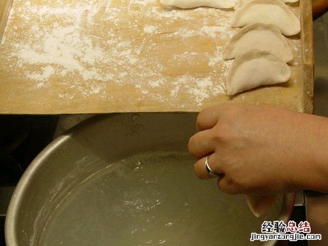 怎样煮冻饺子正确煮法 煮饺子怎样煮才不会破皮