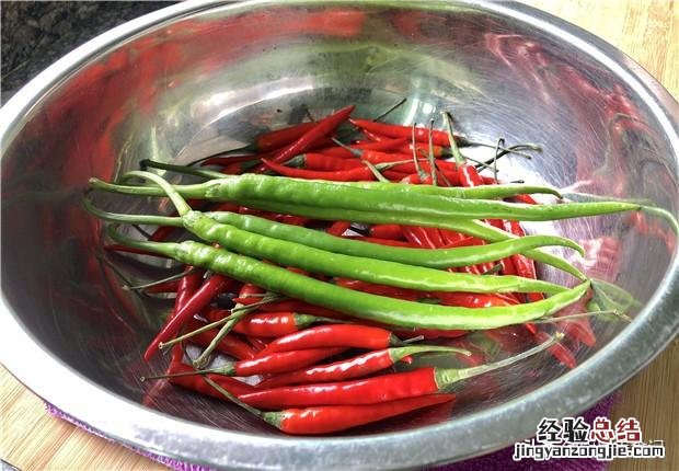 最新正宗辣椒酱的制作方法 干辣椒怎样做成辣椒酱