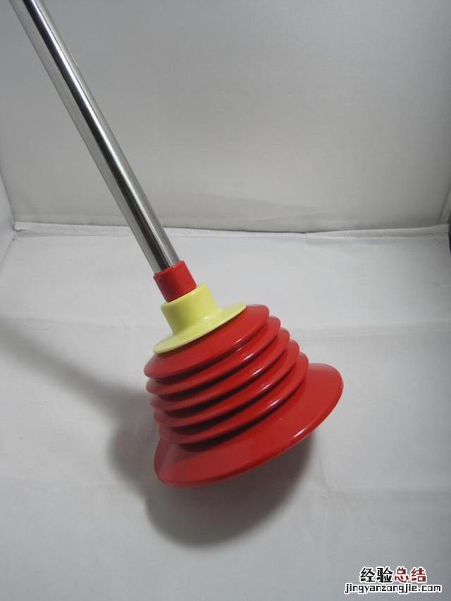 我家常备三种疏通工具 马桶堵塞怎么疏通最快