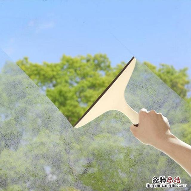 玻璃又脏又粘灰尘一招帮你解决 用什么方法擦玻璃又干净又亮