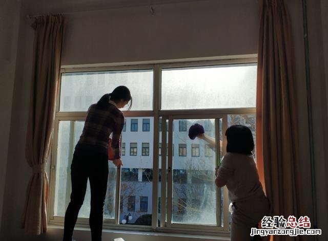 玻璃又脏又粘灰尘一招帮你解决 用什么方法擦玻璃又干净又亮