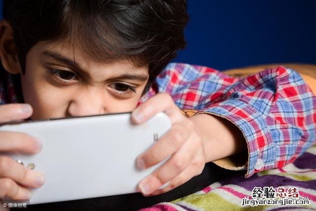 七个妙招解决孩子玩手机 怎么解决孩子玩手机的方法