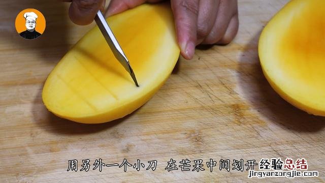 剥芒果皮原来这么简单 芒果怎么剥皮正确方法