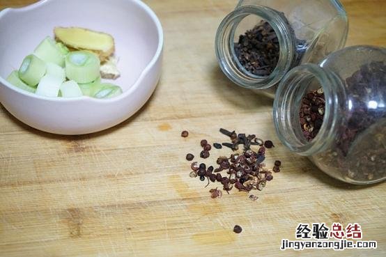 羊排炖土豆的正宗做法 炖羊排怎么炖好吃又简单