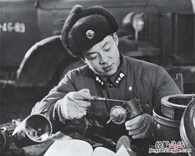 40年后披露事故发生细节 雷锋是怎么牺牲的