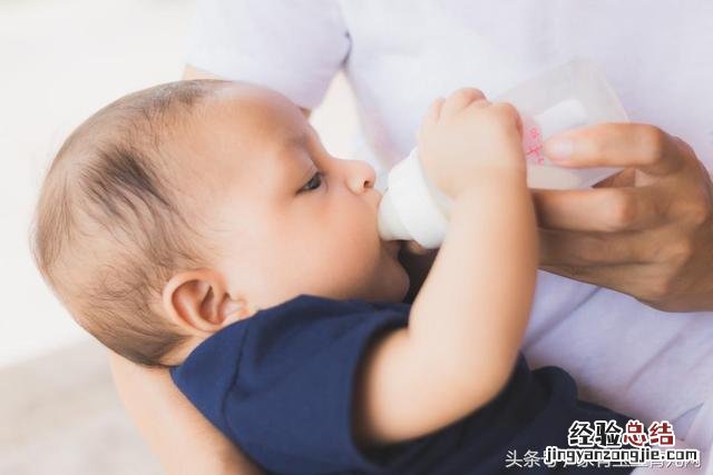 吐奶溢奶的原因及解决办法 孩子吐奶是怎么回事