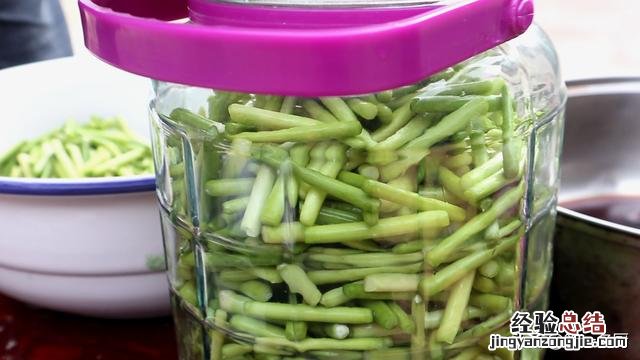 大厨分享妙招鲜嫩爽脆不辣心 蒜苔怎么腌制才好吃家常做法