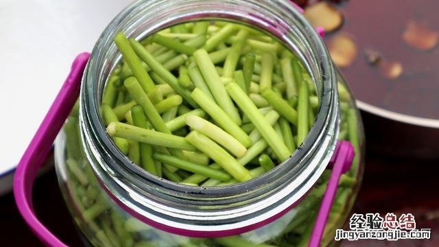 大厨分享妙招鲜嫩爽脆不辣心 蒜苔怎么腌制才好吃家常做法