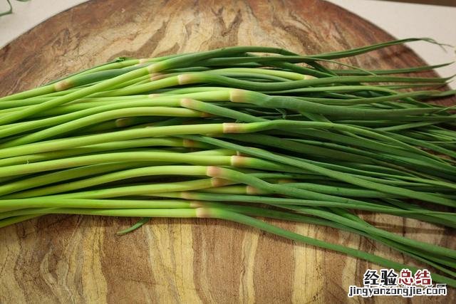 大厨分享妙招鲜嫩爽脆不辣心 蒜苔怎么腌制才好吃家常做法