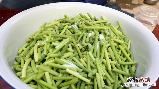 大厨分享妙招鲜嫩爽脆不辣心 蒜苔怎么腌制才好吃家常做法