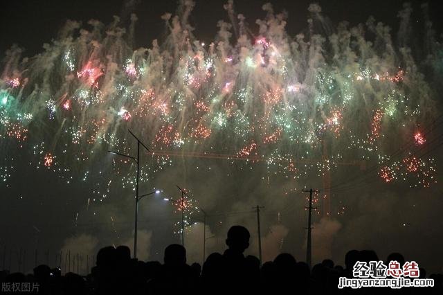 儿时的回忆；诗词中的烟花爆竹 鞭炮声怎么形容的古诗词