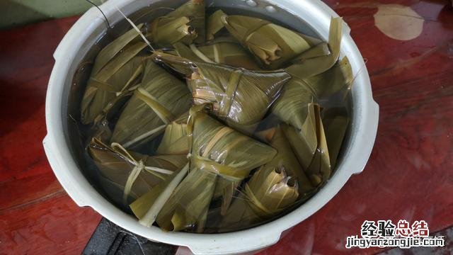 正宗肉粽子的做法步骤图解 肉粽子怎么包法搭配是什么