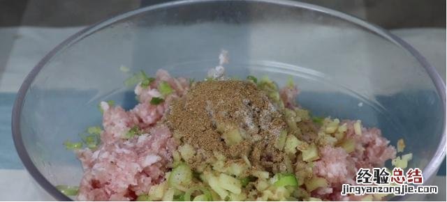 荠菜素饺子馅怎么做才能鲜嫩多汁 荠菜饺子馅怎么调才好吃