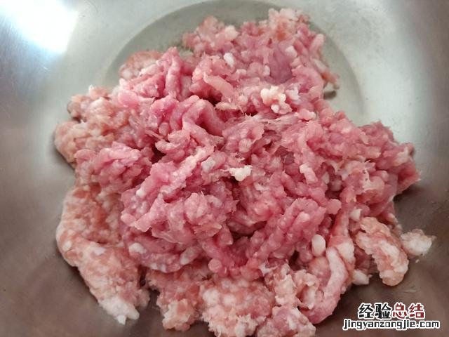 大厨教你3招鲜嫩营养又多汁 芹菜肉的饺子馅怎么调好吃