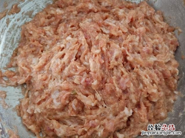 大厨教你3招鲜嫩营养又多汁 芹菜肉的饺子馅怎么调好吃