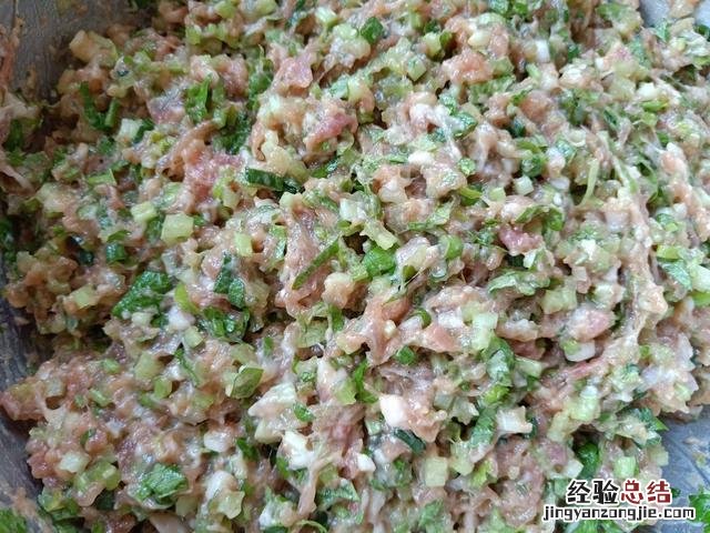大厨教你3招鲜嫩营养又多汁 芹菜肉的饺子馅怎么调好吃