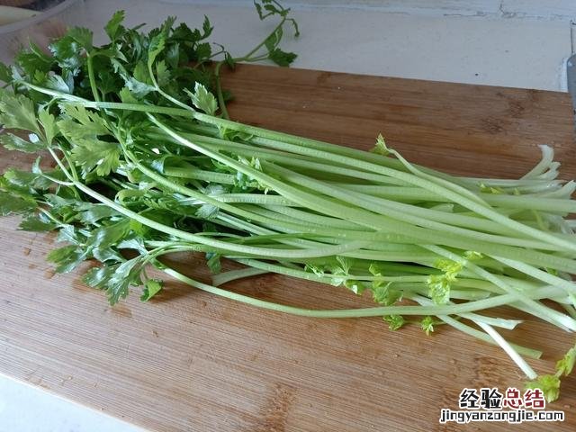 大厨教你3招鲜嫩营养又多汁 芹菜肉的饺子馅怎么调好吃