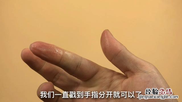 手指被502胶水粘住教你一招解除 502胶水怎么去除 手上