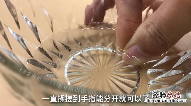 手指被502胶水粘住教你一招解除 502胶水怎么去除 手上