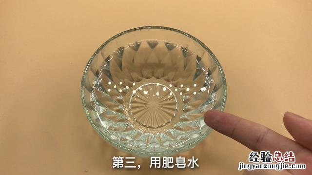 手指被502胶水粘住教你一招解除 502胶水怎么去除 手上