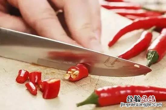 切辣椒辣手怎么办最有效方法 切辣椒后手上的灼热感怎么解决